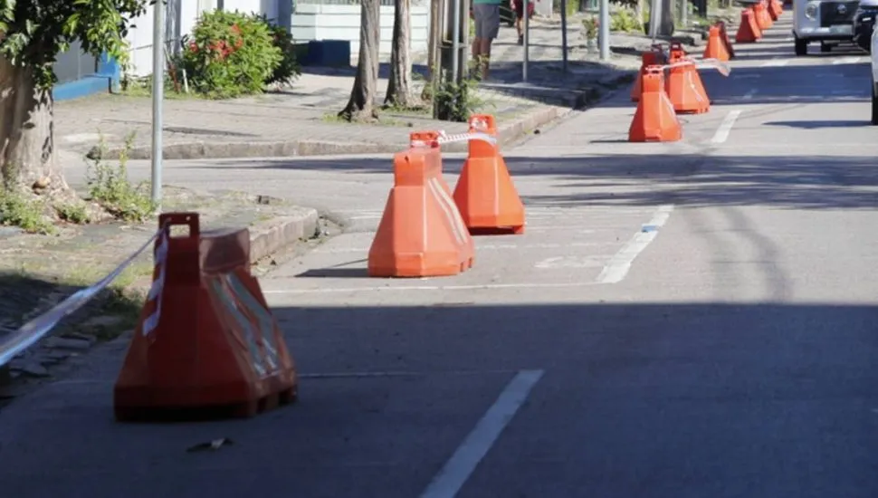 Imagem mostra uma rua de Curitiba com cones para organização do trânsito.