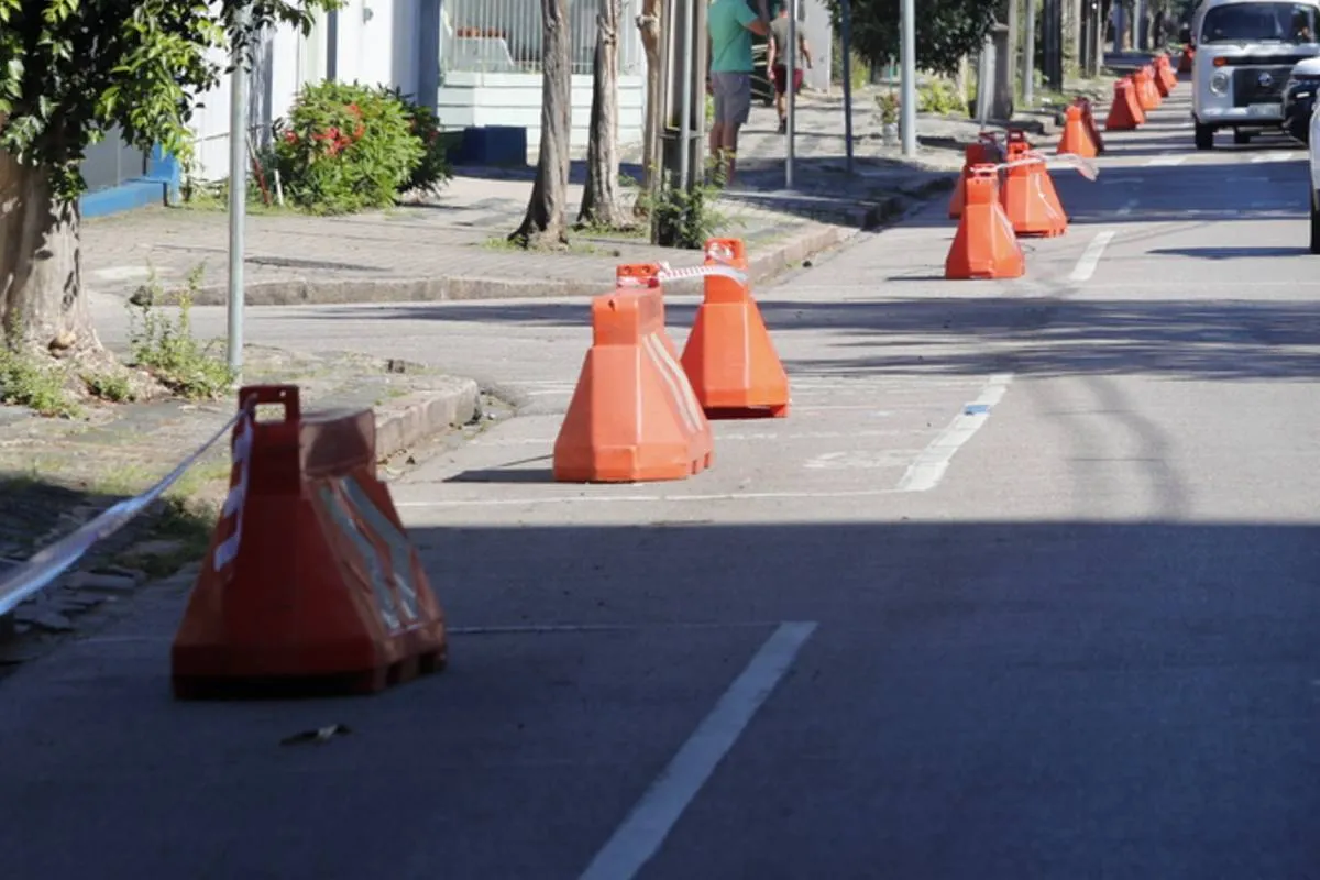 Imagem mostra uma rua de Curitiba com cones para organização do trânsito.
