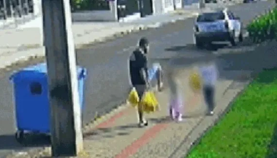 Pai chuta filha de 3 anos e 