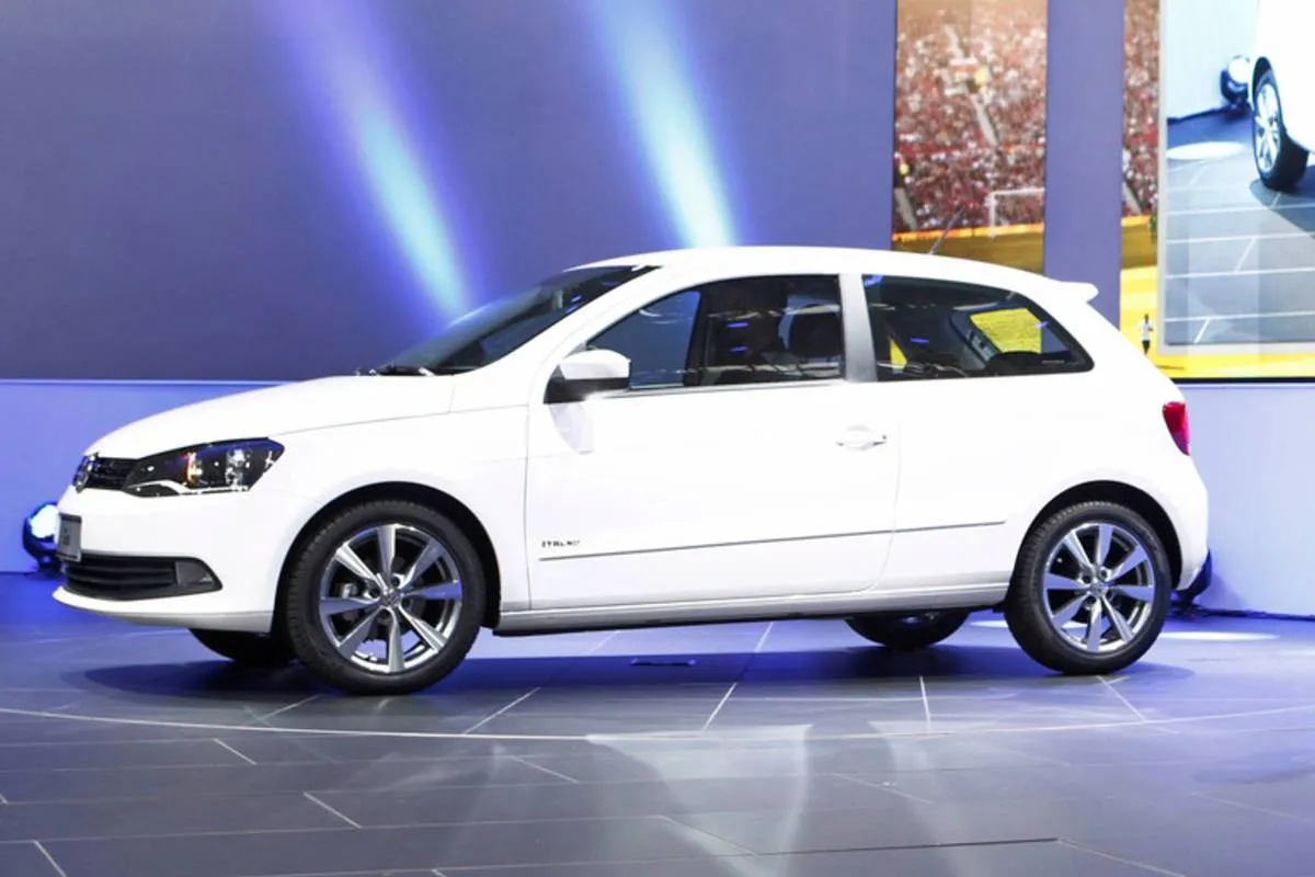 Imagem mostra um Volkswagen Gol branco em um palco.