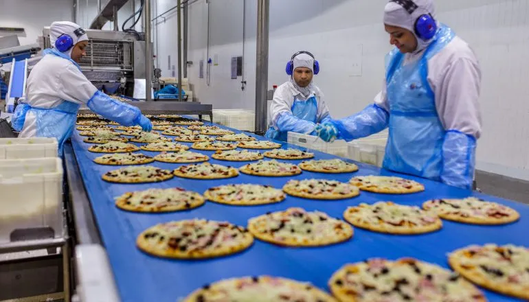 Paraná tem a maior fábrica de pizzas do Brasil; são 95 por minuto