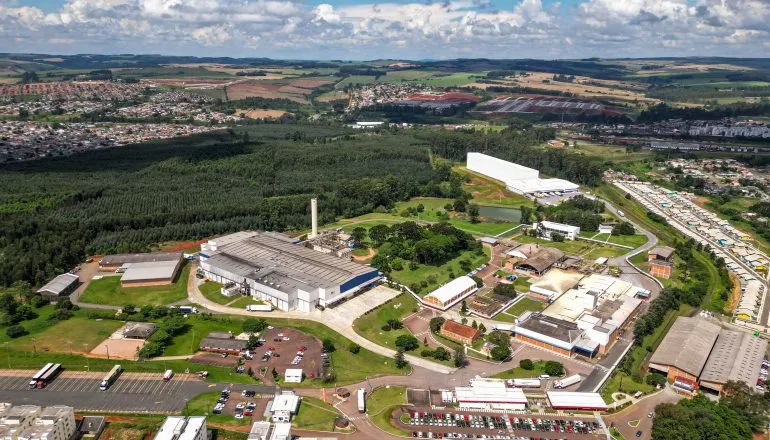 Vista aérea de fábrica em Ponta Grossa / maior fábrica de pizzas do Brasil