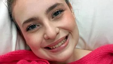 Imagem mostra a jovem Ana Beatriz Cruz, que sofreu incidente na Praça Osório, sorrindo para a câmera