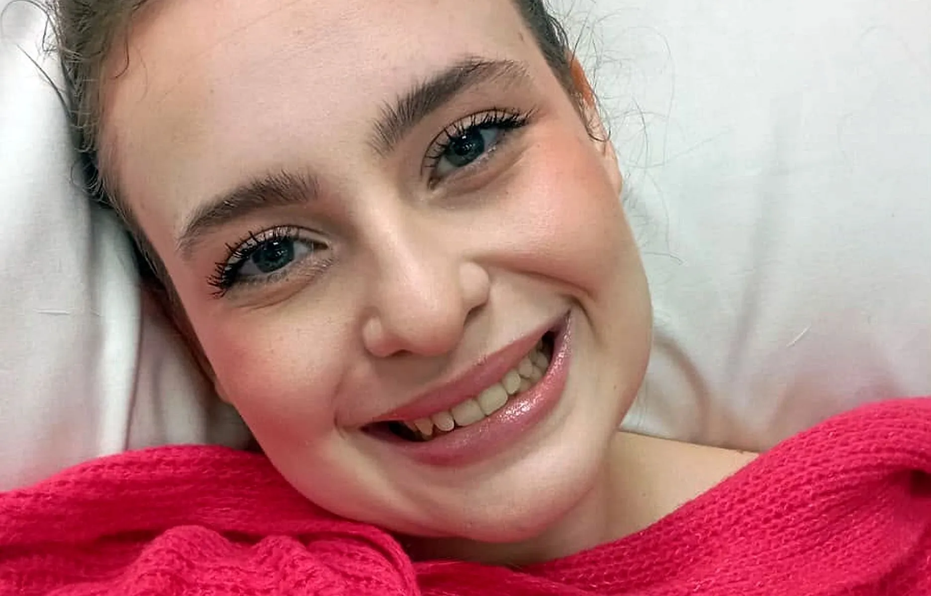Imagem mostra a jovem Ana Beatriz Cruz, que sofreu incidente na Praça Osório, sorrindo para a câmera