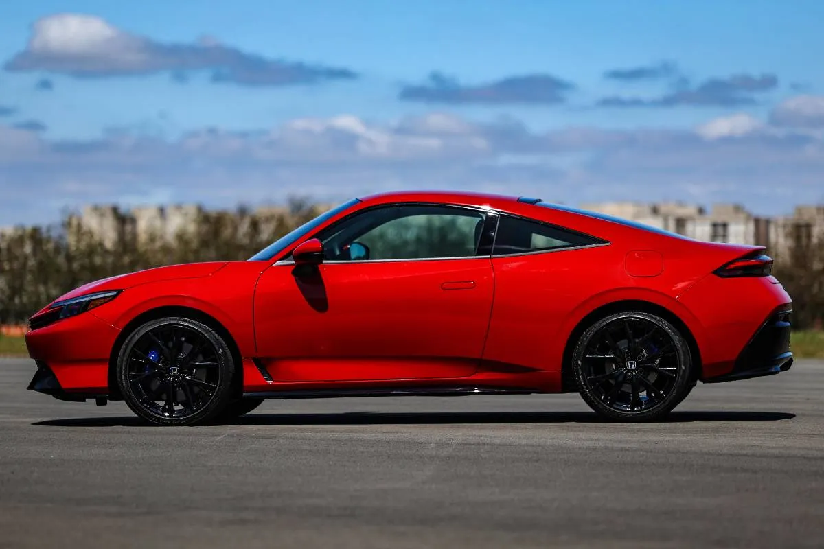 Imagem mostra o novo Honda Prelude 2026 na cor vemelha.