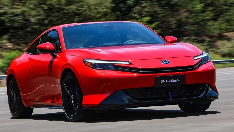 Imagem mostra o novo Honda Prelude 2026 na cor vemelha.