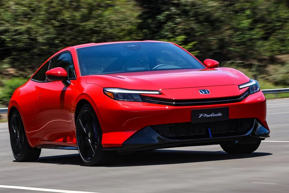 Imagem mostra o novo Honda Prelude 2026 na cor vemelha.