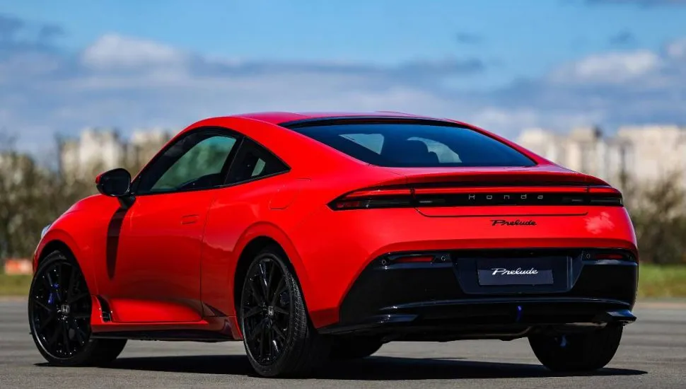Imagem mostra o novo Honda Prelude 2026 na cor vemelha.
