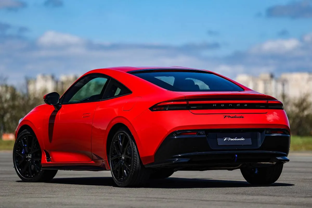 Imagem mostra o novo Honda Prelude 2026 na cor vemelha.