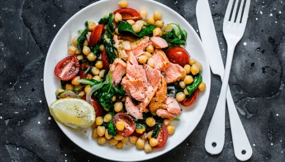 Almoço saudável: 5 saladas mornas ricas em proteínas