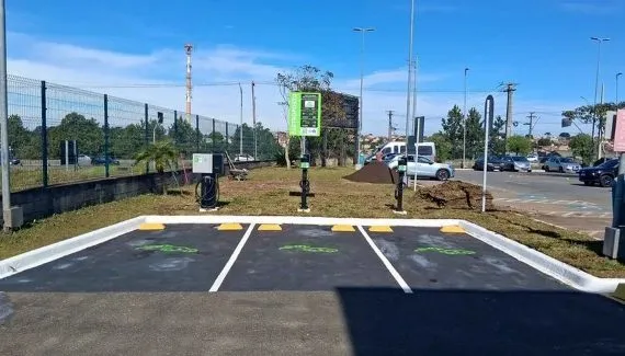 Loja de materiais de construção de Curitiba ganha eletroposto para carros elétricos