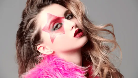 Do delineado ao brilho: 5 passos para uma maquiagem glam rock