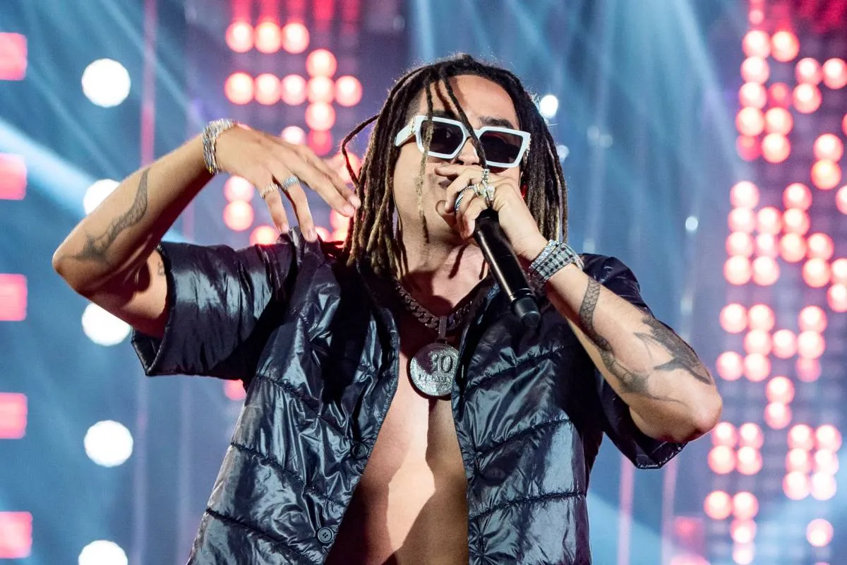 Imagem mostra o rapper Matuê no palco.