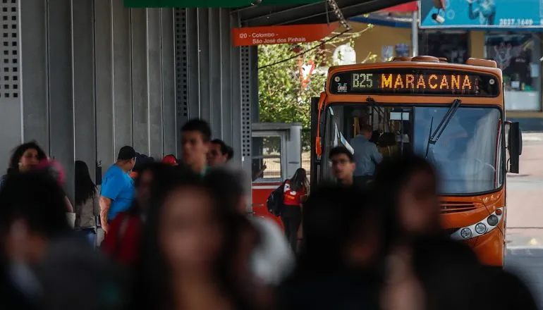 Quadrilha com 22 pessoas é denunciada por 121 crimes em ônibus de Curitiba