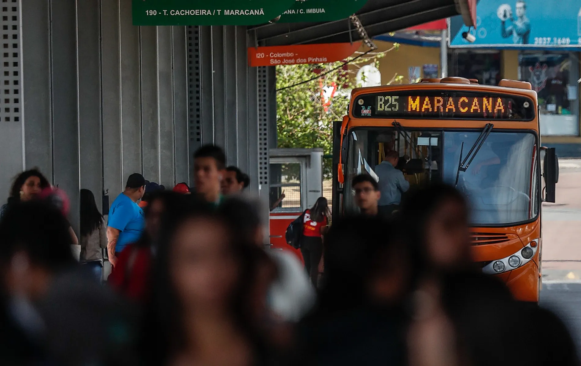 Ônibus metropolitano em circulação na capital.