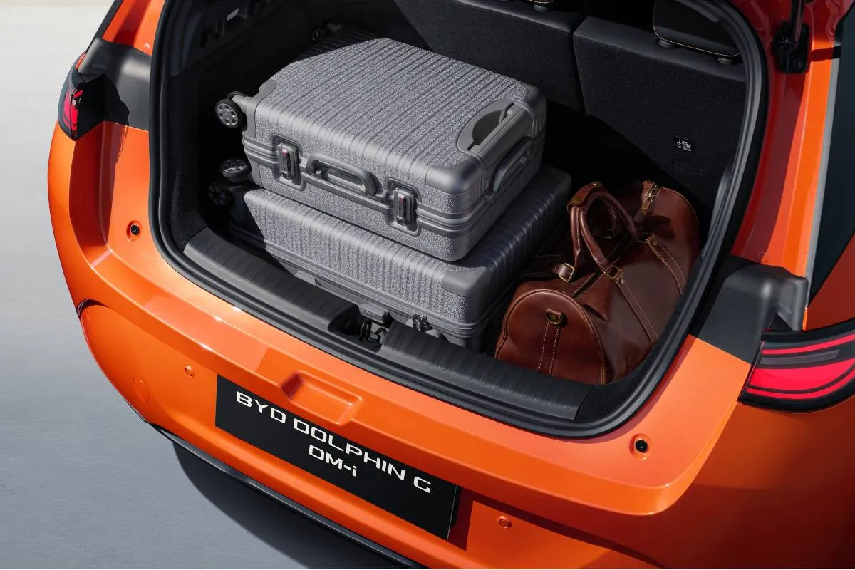 Imagem mostra o porta malas do novo BYD Dolphin G na cor laranjada.