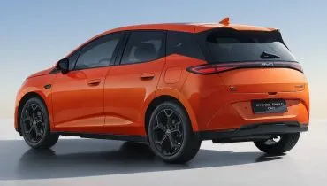 Imagem mostra o novo BYD Dolphin G na cor laranjada.