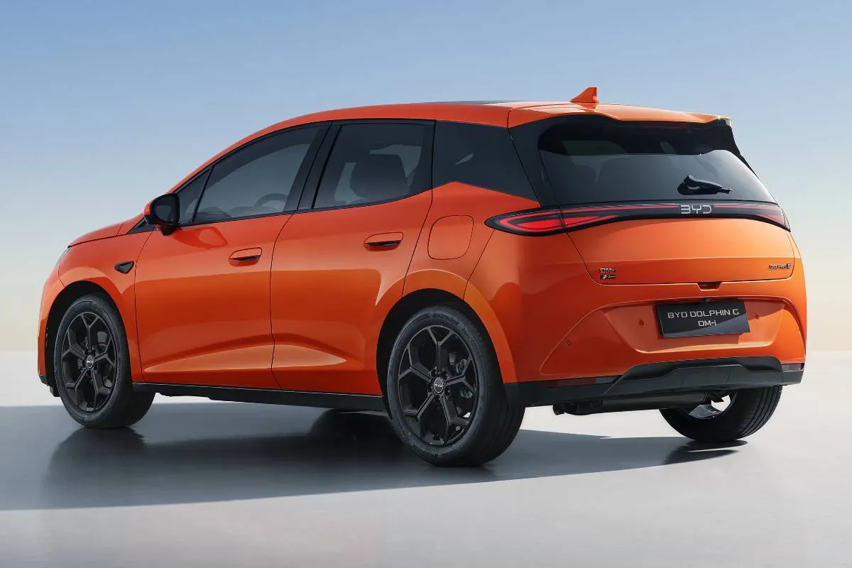Imagem mostra o novo BYD Dolphin G na cor laranjada.