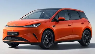 Imagem mostra o novo BYD Dolphin G na cor laranjada.