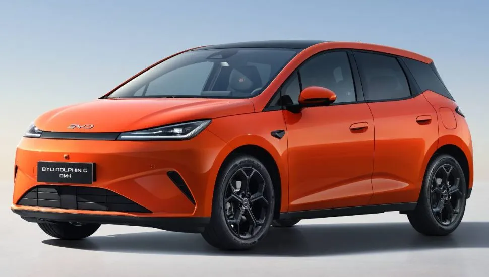Imagem mostra o novo BYD Dolphin G na cor laranjada.