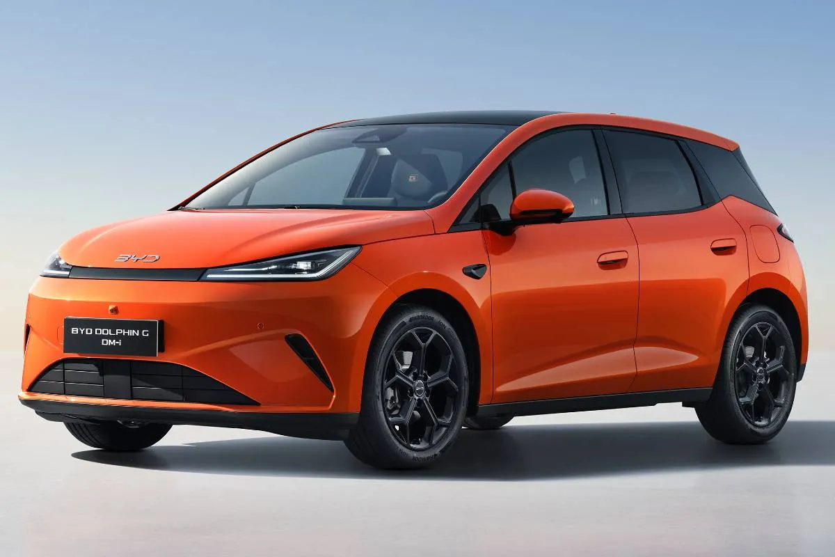 Imagem mostra o novo BYD Dolphin G na cor laranjada.