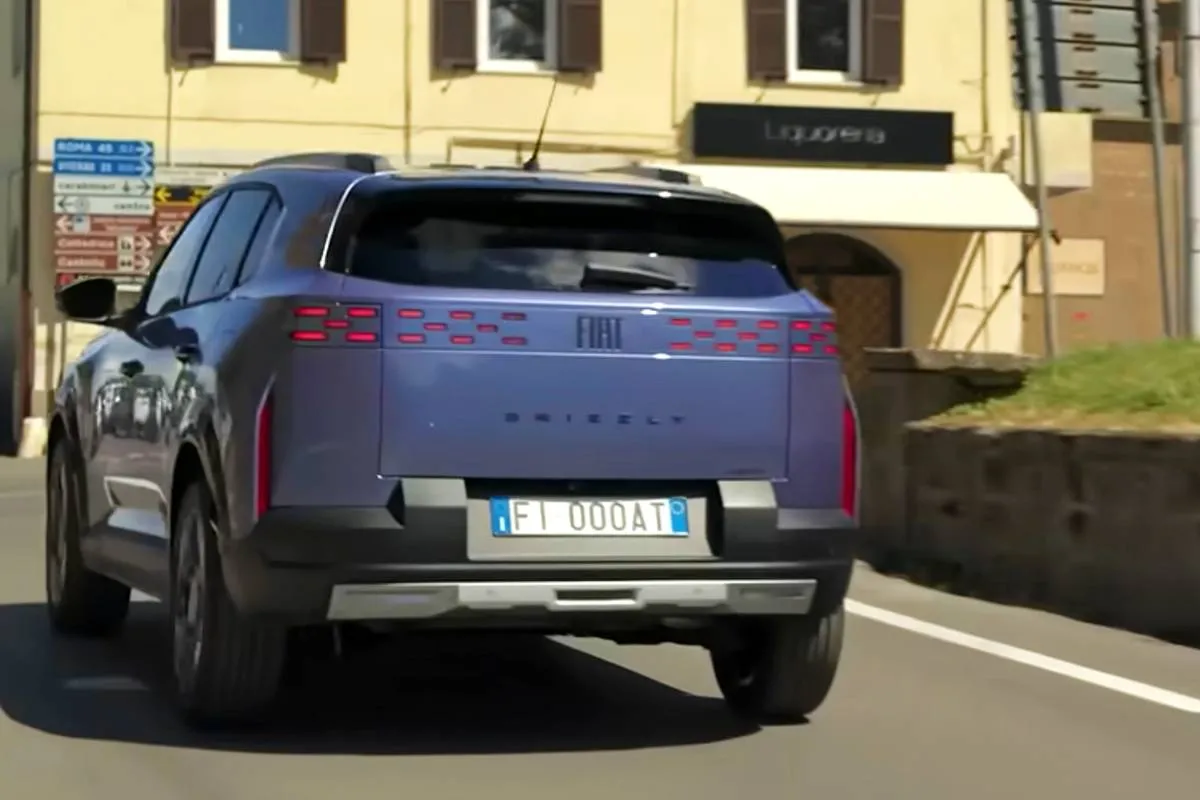 Imagem mostra o novo Fiat Grizzly na cor azul