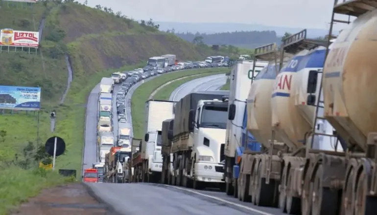 Caminhoneiros do Paraná ficam fora de greve anunciada por líder da categoria