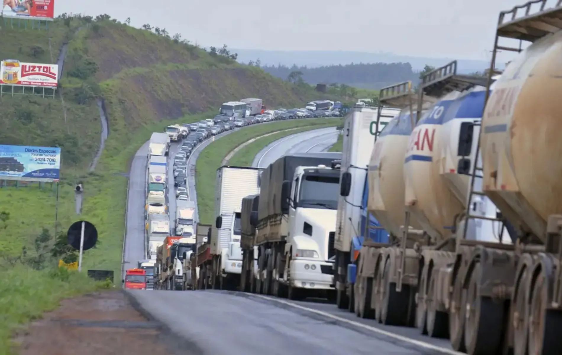 Caminhões enfileirados em rodovia durante paralisação
