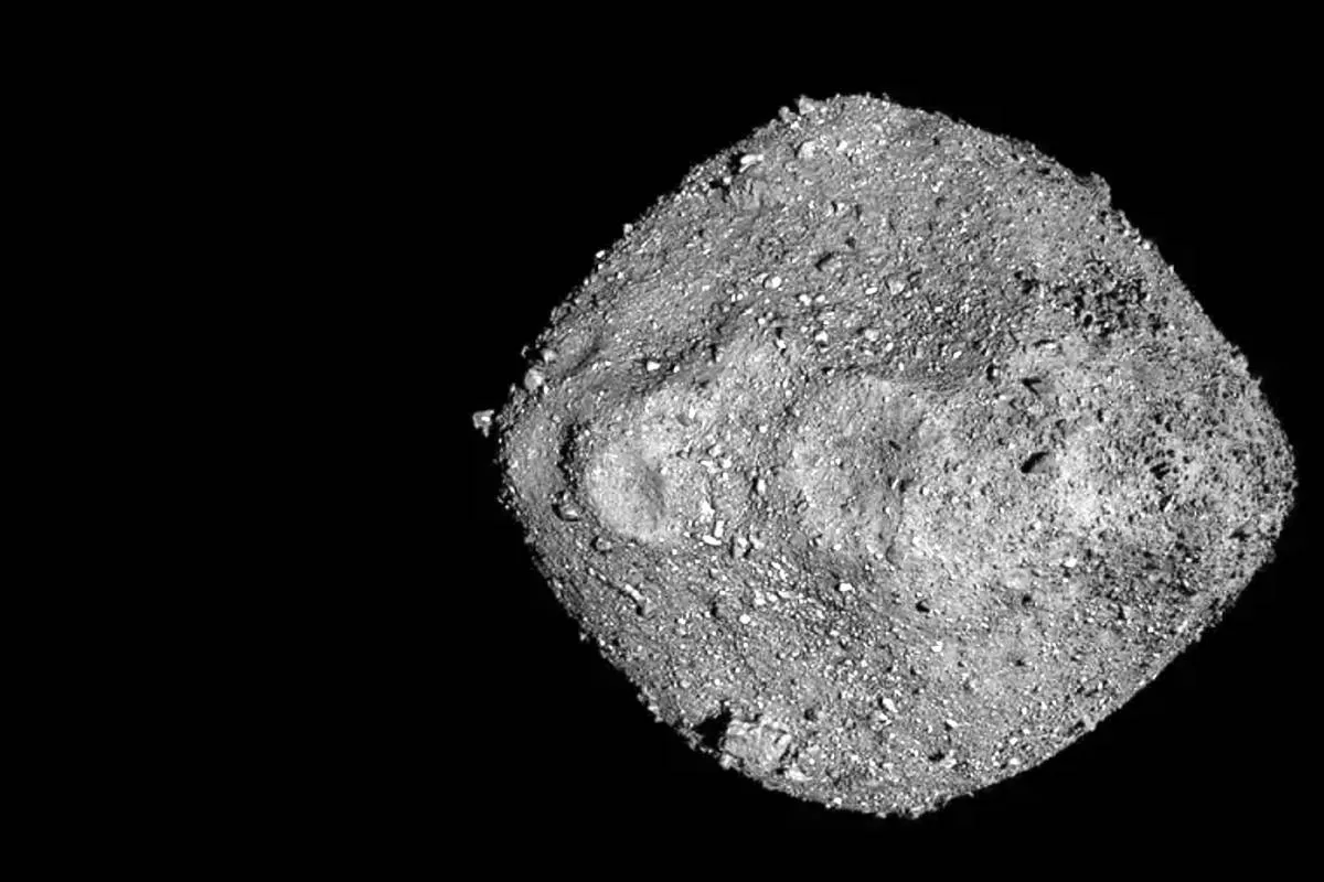 Imagem real mostra o asteroide Bennu: uma rocha no fundo preto do espaço.