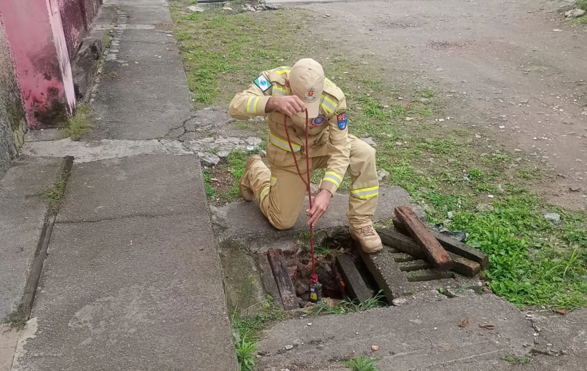 bombeiro monitora galeria de água de chuva em Paranaguá