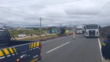 O acidente interditou os dois sentidos da rodovia, na altura do quilômetro 77 da BR-277.