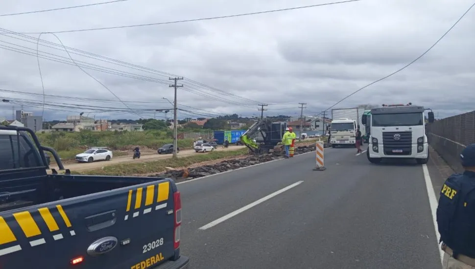 O acidente interditou os dois sentidos da rodovia, na altura do quilômetro 77 da BR-277.
