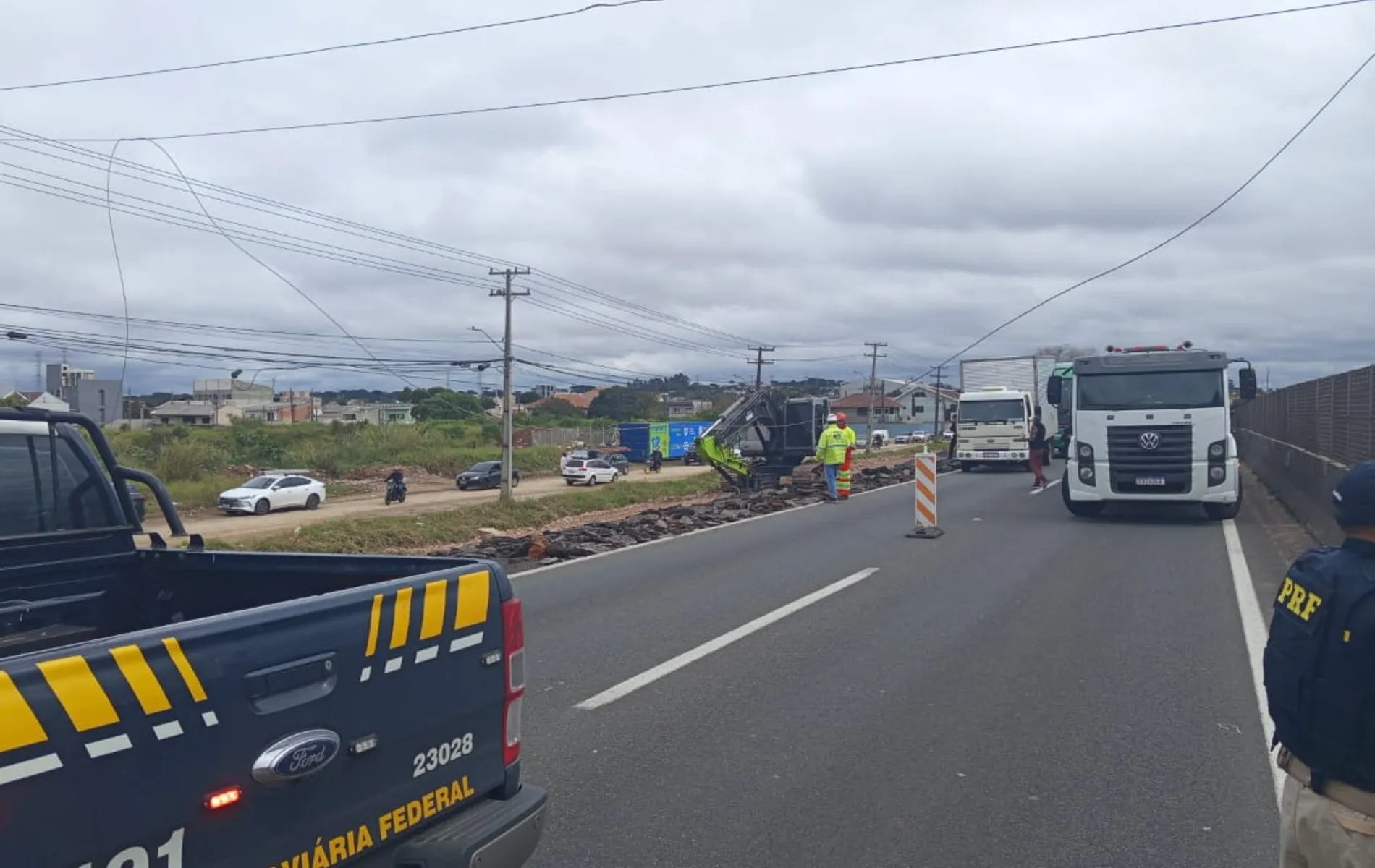 O acidente interditou os dois sentidos da rodovia, na altura do quilômetro 77 da BR-277.