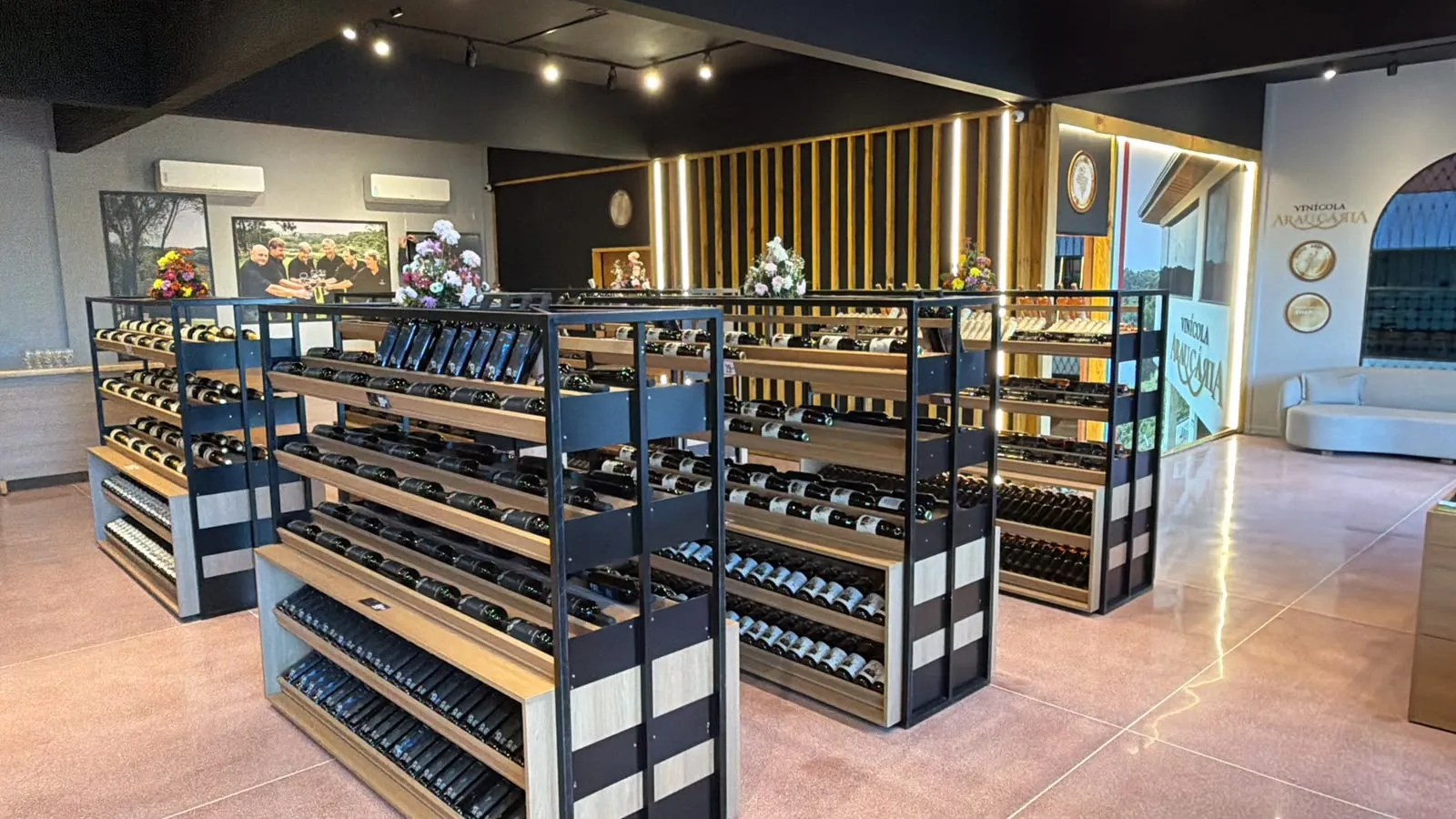 Estantes de loja com vinhos / Vinícola Araucária abre primeira loja em Curitiba e mira alta nas vendas