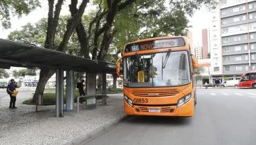 onibus em ponto de onibus em curitiba