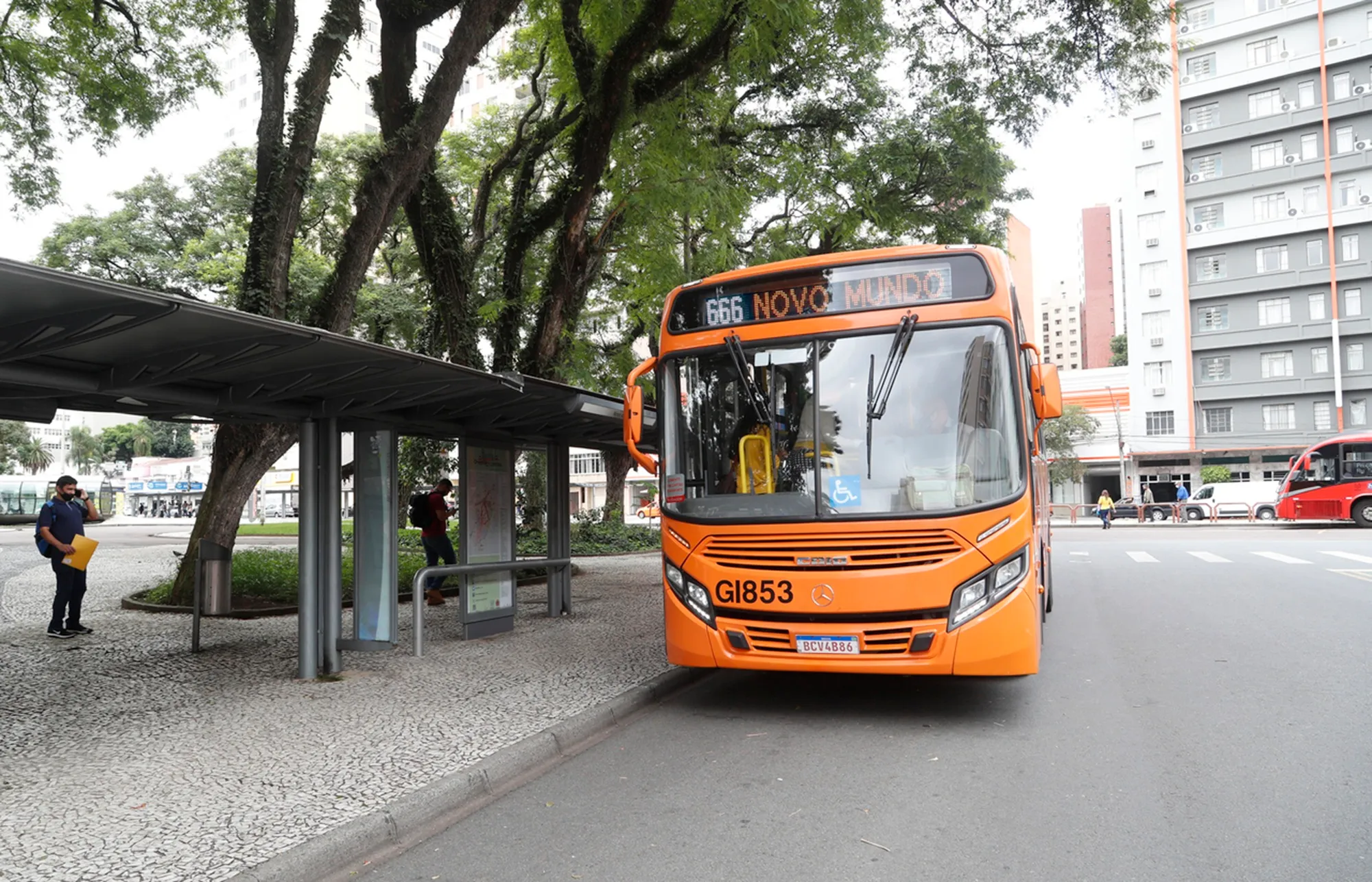 onibus em ponto de onibus em curitiba