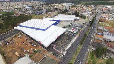 Vista aérea de mega supermercado com cidade ao fundo / Reformulada, nova loja do Max Atacadista no bairro Chapada, em Ponta Grossa, será reinaugurada neste sábado (18)