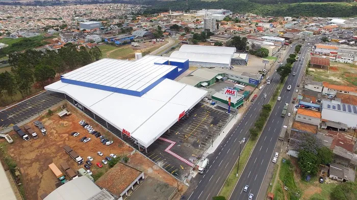 Vista aérea de mega supermercado com cidade ao fundo / Reformulada, nova loja do Max Atacadista no bairro Chapada, em Ponta Grossa, será reinaugurada neste sábado (18)