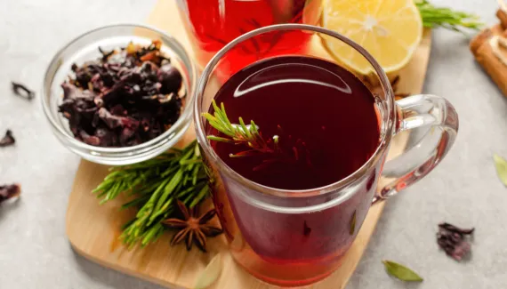 Para que serve o chá de hibisco? 3 receitas e os seus benefícios para a saúde
