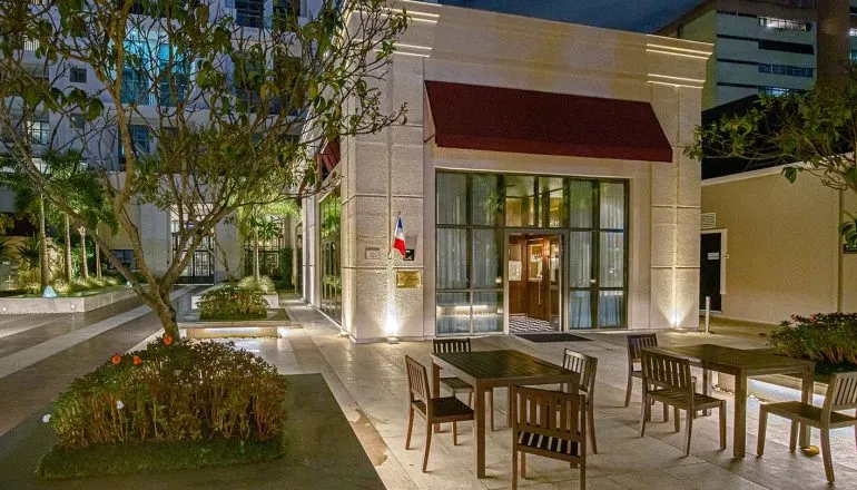 Fachada de restaurante francês / Ile de France