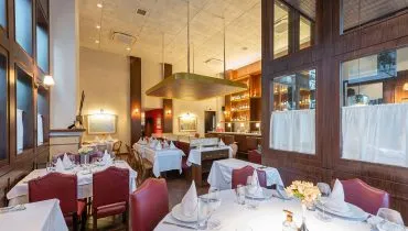 Restaurante francês com as mesas arrumadas, prontas para receber novamente / Ile de France