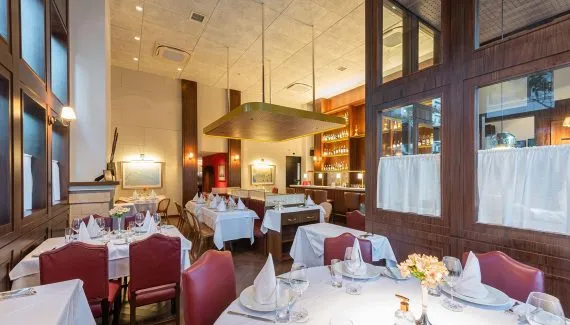 Restaurante francês que marcou gerações em Curitiba reabre após reestruturação