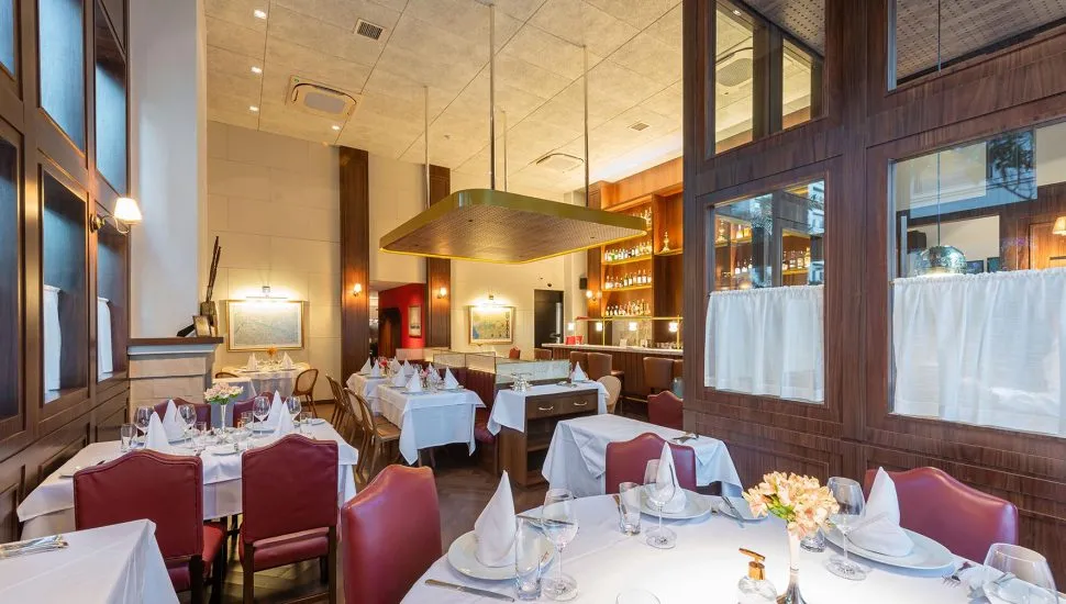 Restaurante francês com as mesas arrumadas, prontas para receber novamente / Ile de France