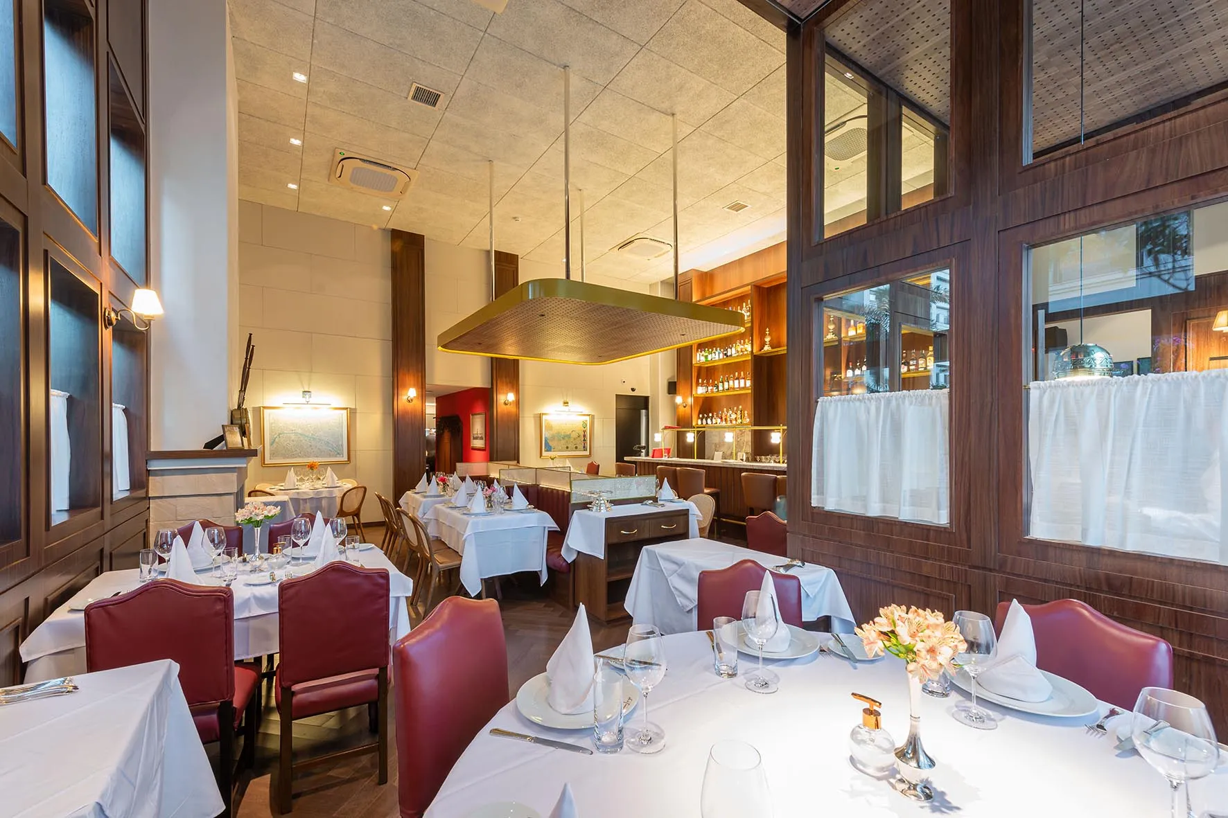 Restaurante francês com as mesas arrumadas, prontas para receber novamente / Ile de France