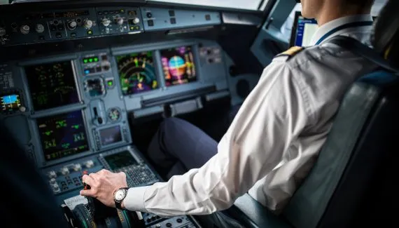 Por que escolas de aviação dão banho de óleo