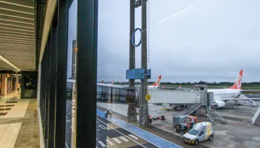 Água contaminada e lixo irregular: aeroporto de Maringá é multado em R$ 285 mil