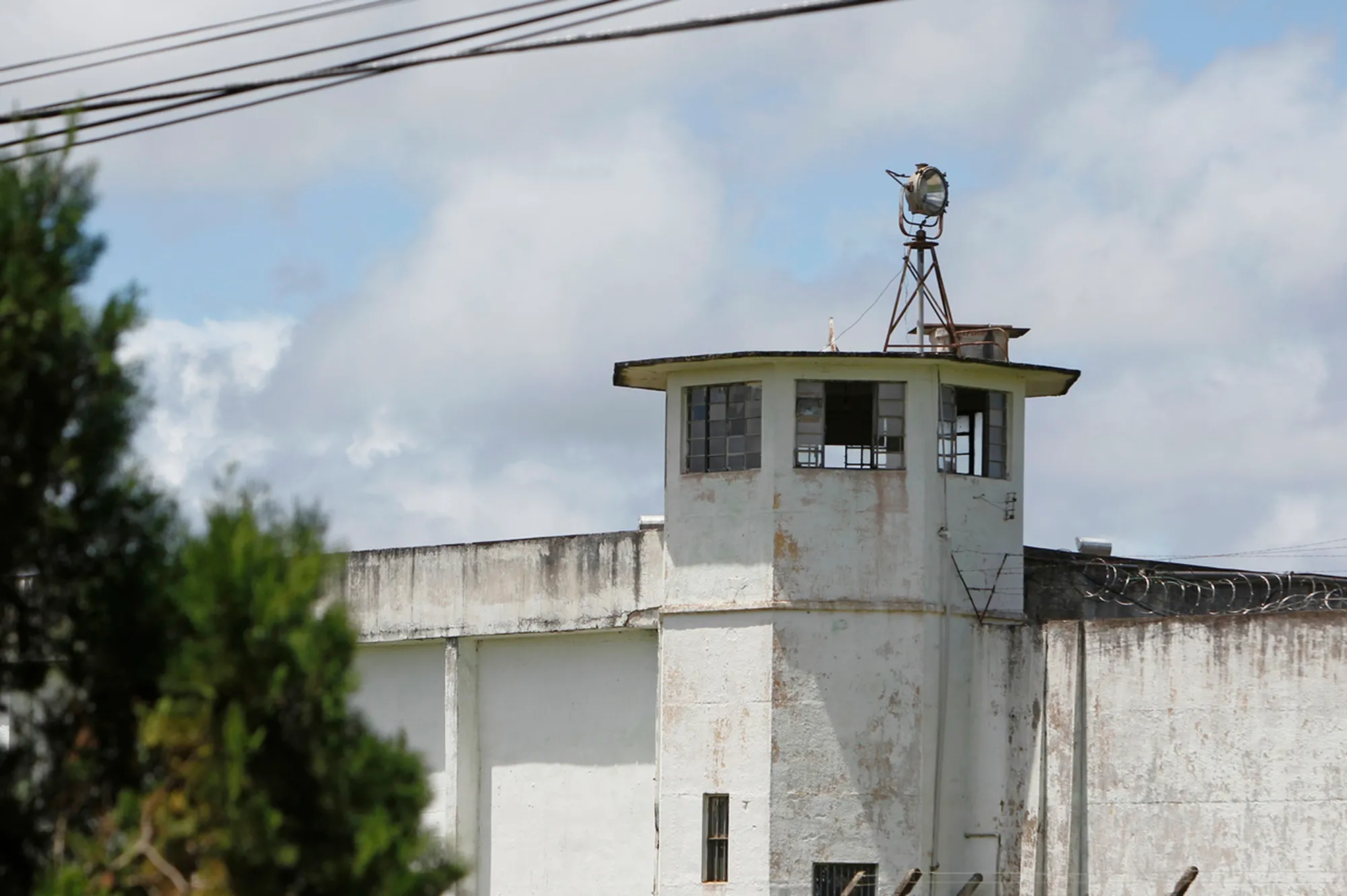 Presídios do Paraná deixam detentos expostos a risco de choque elétrico, diz TCE-PR