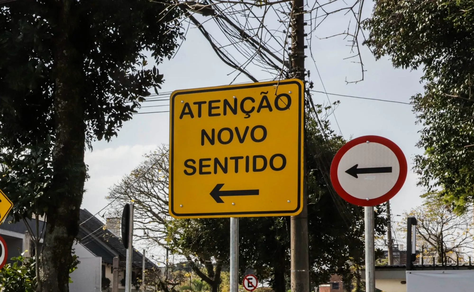 Mudança em rua trava trânsito e provoca reclamações perto de universidade em Curitiba