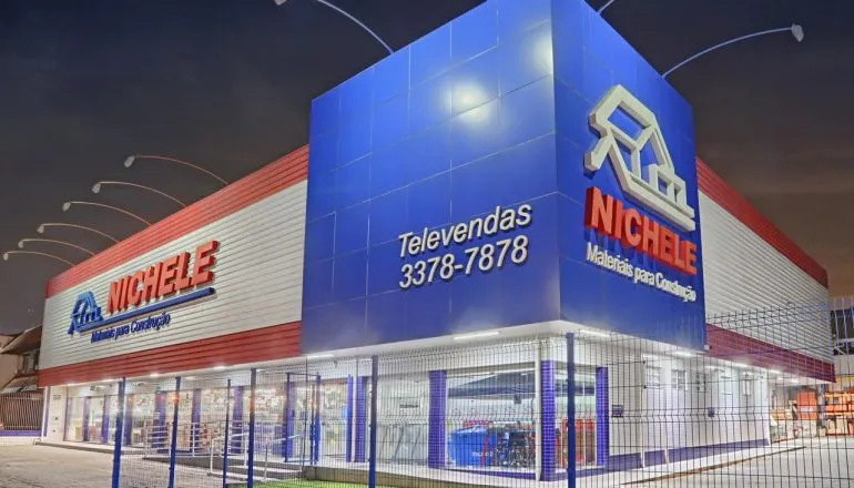 Facahada de uma das novas lojas Nichele / Nichele Materiais Para Construção completa 50 anos