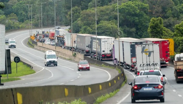 Estradas do Paraná hoje: BR-376 tem área de escape interditada e obras na BR-277